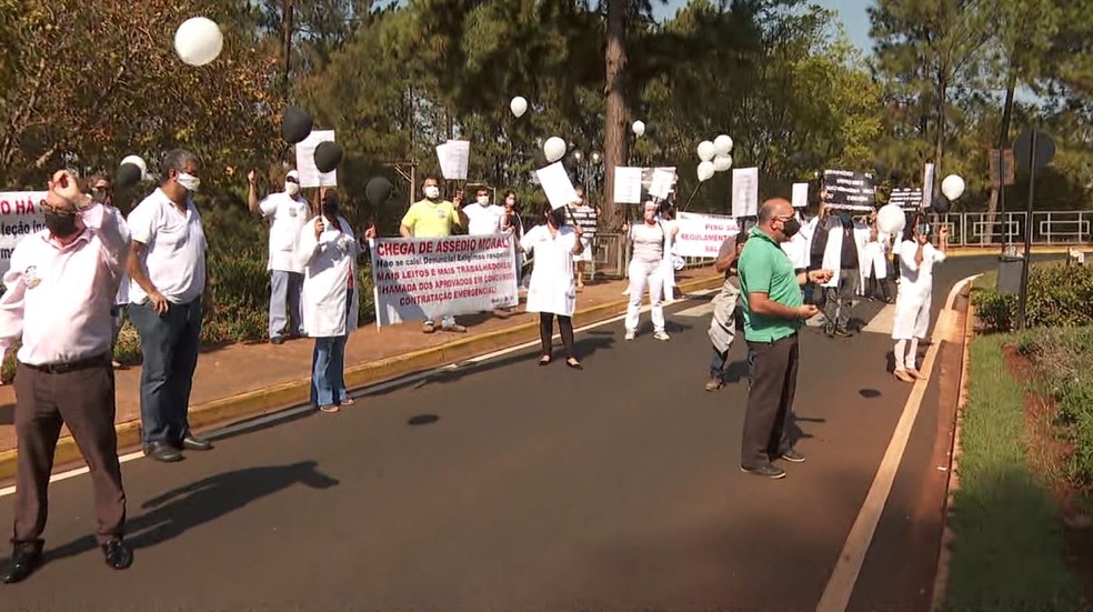 Profissionais de saúde do Hospital das Clínicas de Ribeirão Preto, SP, pedem melhores condições de trabalho em protesto